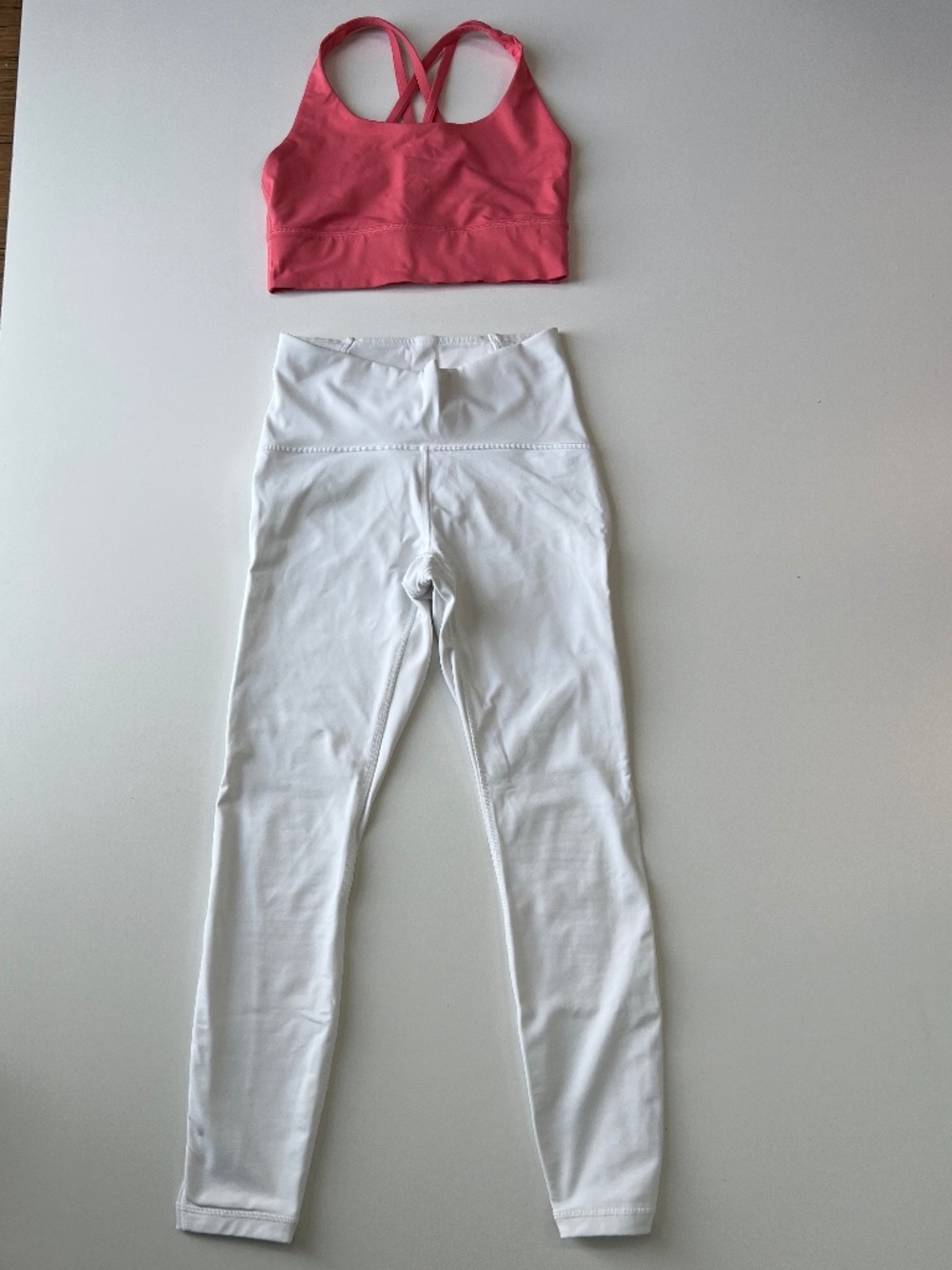 0080 Lululemon set Raspberry Energy Bra US 6 & White align leggings US 4